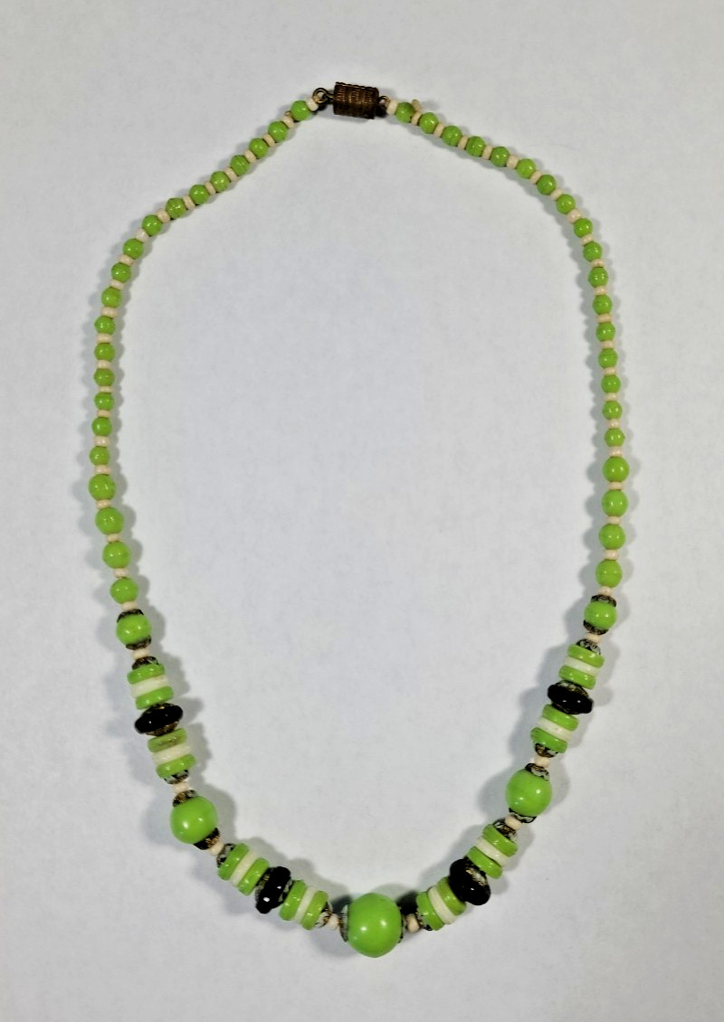 VINTAGE ART DECO CZECH GLASS BEADED NECKLACE GREEN & BLACK 16