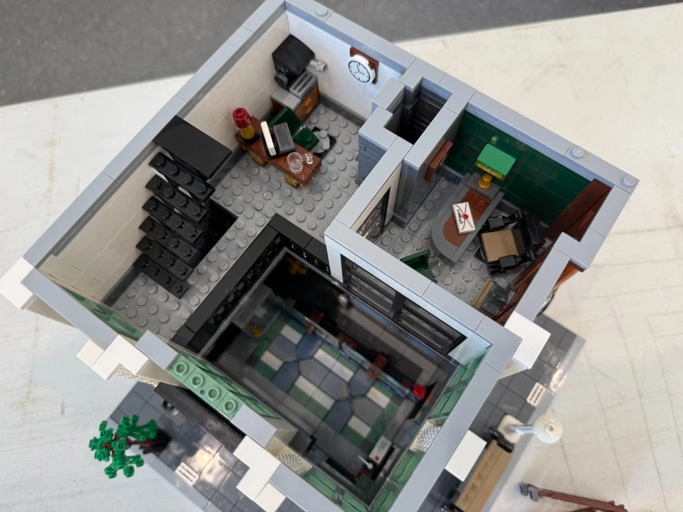 LEGO Creator 10251 Banco de Ladrillos 100% Completo con Caja, Mini-Figuras e Instrucciones Foto 4 de 4