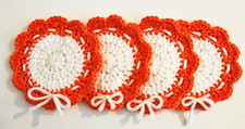 Handgeh&auml;kelte Untersetzer Orange-Wei&szlig; mit Schleife &ndash; Boho Tischdeko 4er Set