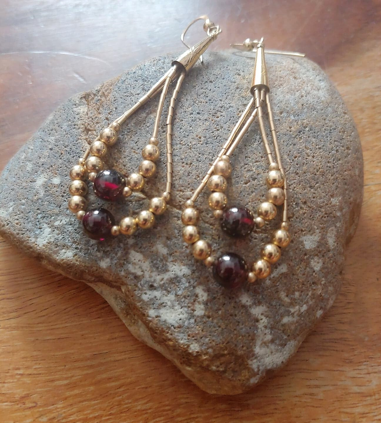 Inusuales Pendientes Heishi Oro Líquido Oro Líquido De Colección con Cuentas de Granate NUEVOS