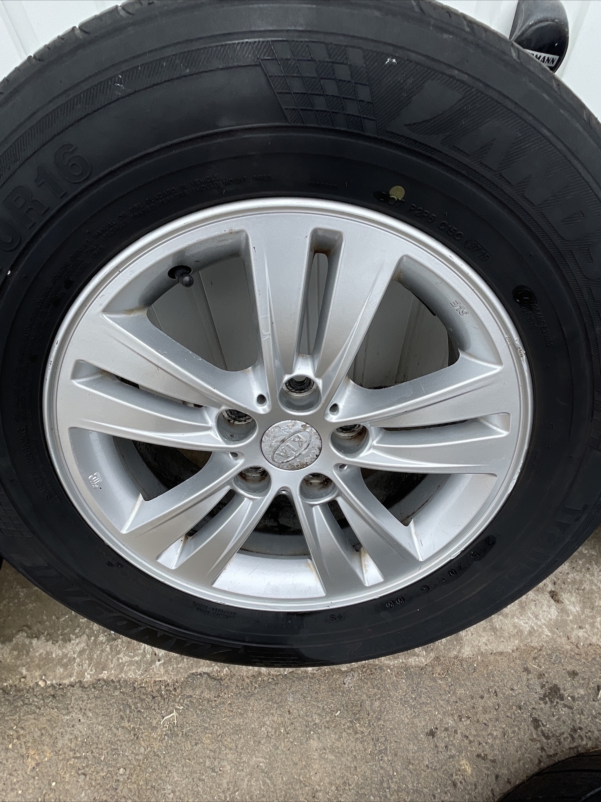 KIA SPORTAGE MK3 SET OF 5 X ALLOY WHEELS AND TYRES 16" 20102015 215/70
