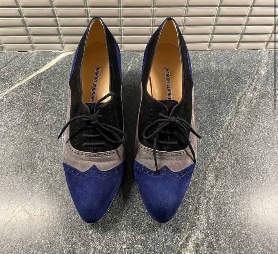 Замшевые туфли Manolo Blahnik на шнуровке с заостренным носком  - Изображение 3 из 4