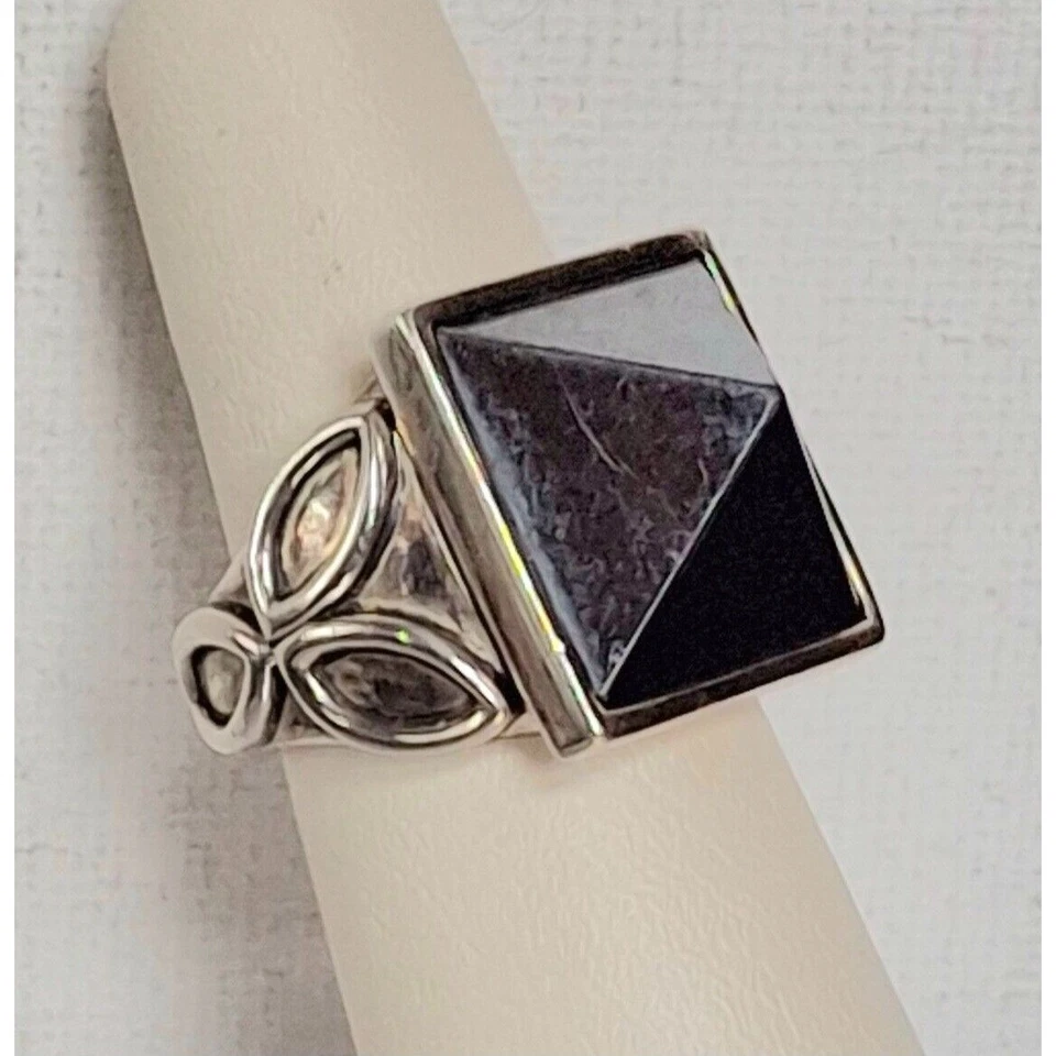 ANILLO PIRAMIDAL ESPINELA NEGRA PLATA ESTERLINA 925 GUIJARROSSTEIN-CORD STUDIO TALLA CIELO Foto 2 de 4