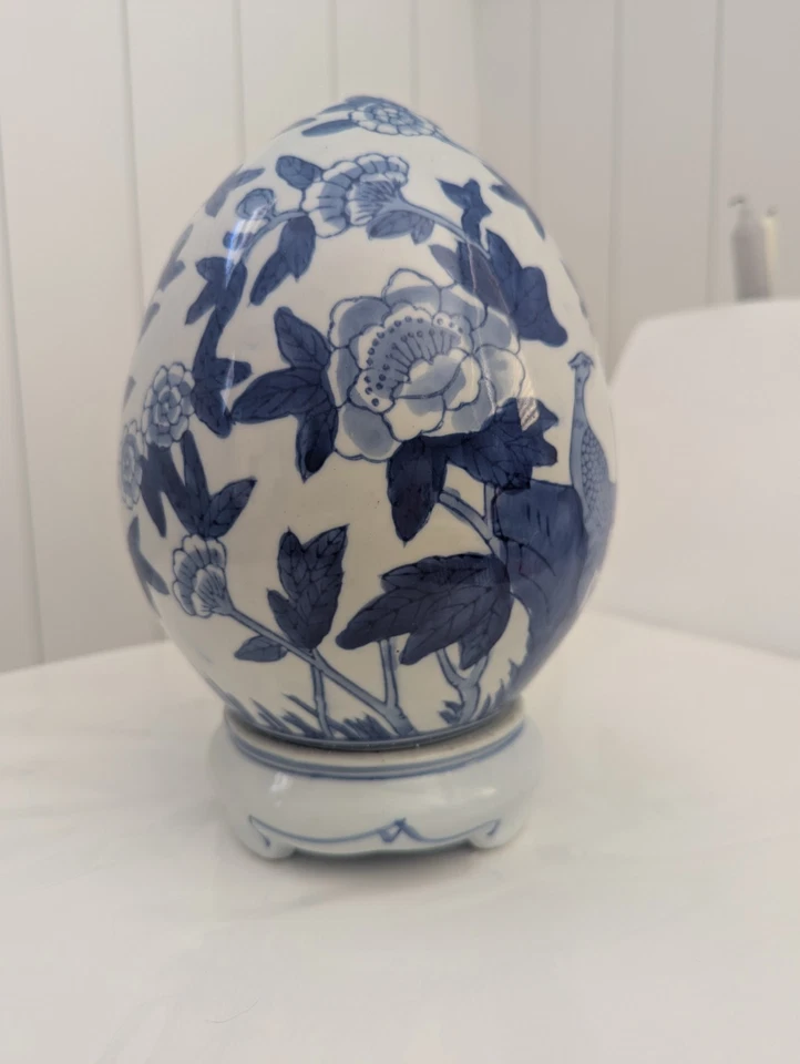 Huevo de porcelana chinoiserie azul y blanco de colección con base Foto 2 de 4