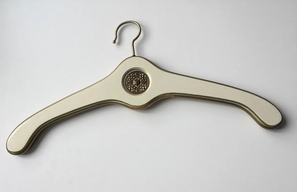 Eleganter lackierter Garderobenbügel aus Holz  - mittig mit Messemedaillon