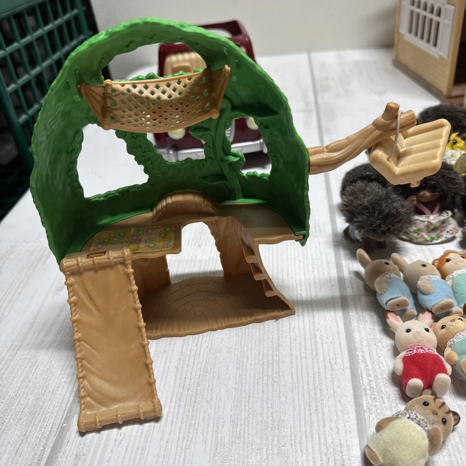 Calico Critters Techo Rojo Casa de Campo con Accesorios 25 Figuras Coche Casa en el Árbol Foto 3 de 4