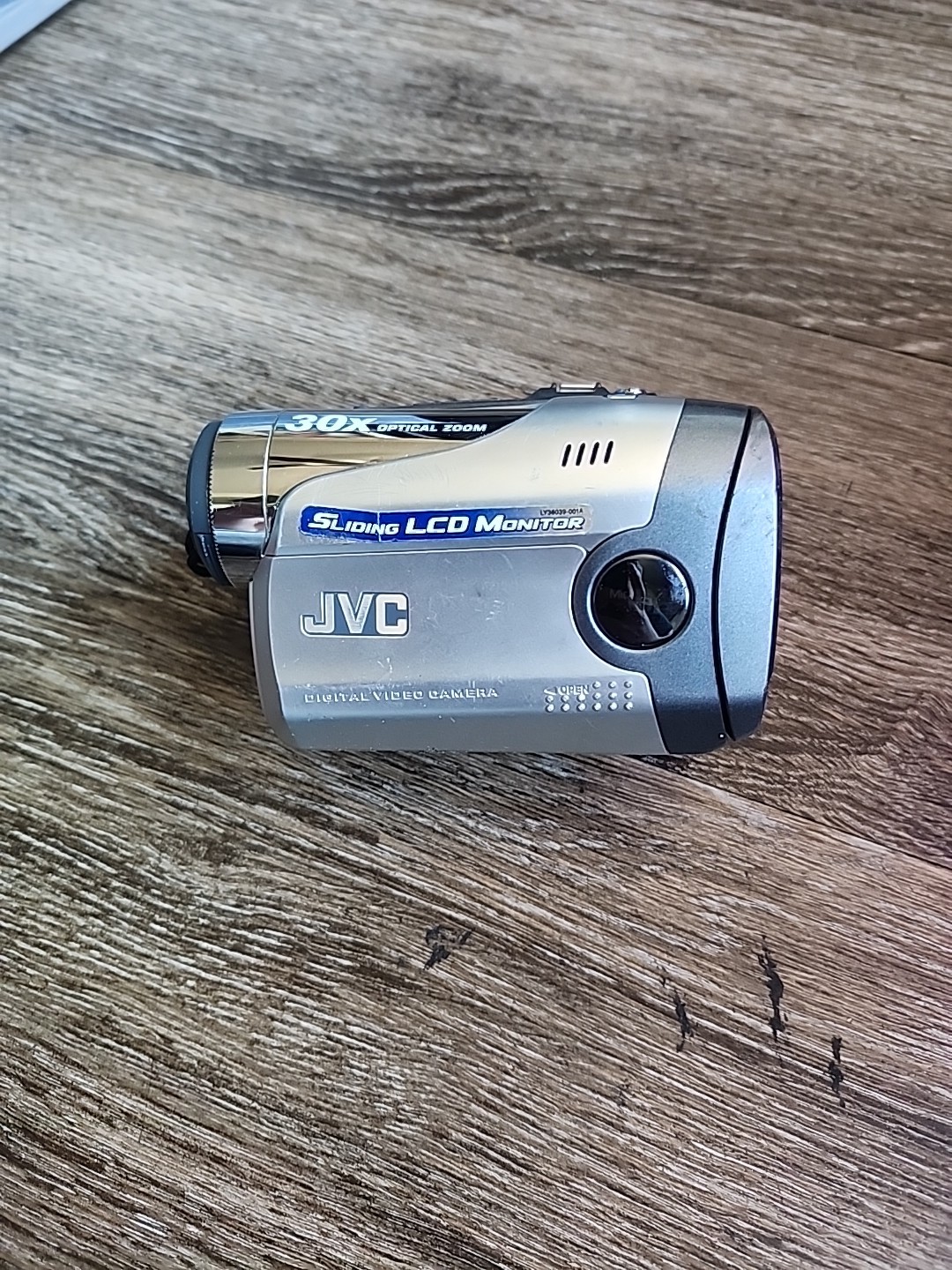 JVC GR-DA30U Digital Video Camera 30x Zoom Sliding Monitor
