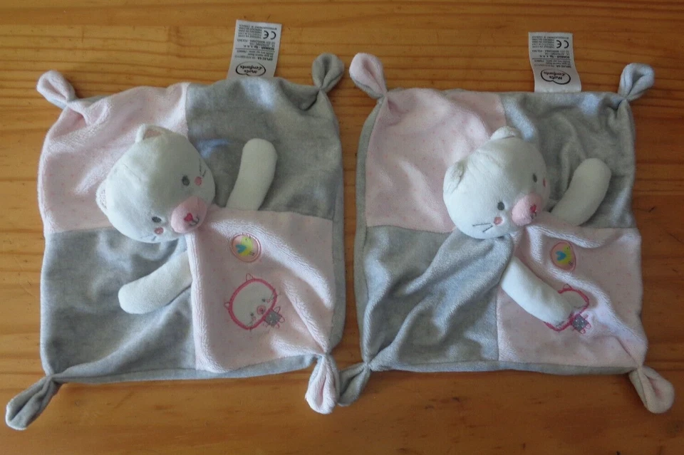 AP/ LOT DE 2 DOUDOU PLAT MOTS D'ENFANTS CHAT ROSE GRIS OISEAU KOM NEUF - Photo 1/1