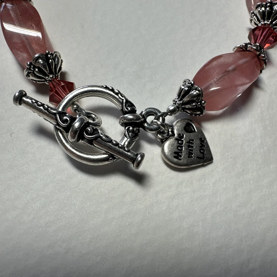 Pulsera hecha con cuarzo fresa y cuentas de Swarovski.   Foto 3 de 3