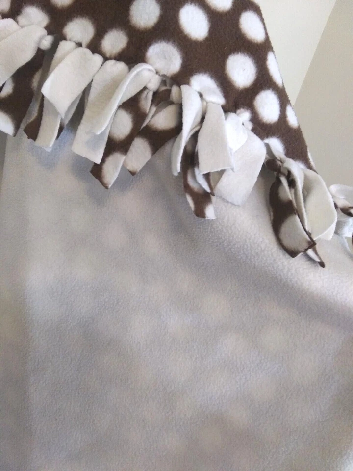 Manta Algodón 2 Caras Lunares Diseño Marrón Y Blanco 64" L x 49" W Foto 4 de 4