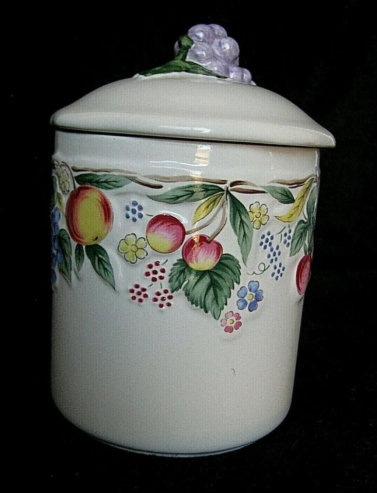 Tarro de gelatina bote con fresas, hojas y flores con tapa cubierta con uvas Foto 2 de 4