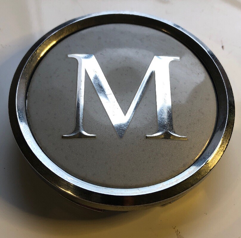 ONE USED Mandrus Chrome & Silver Center Cap C-366-1 CENTER CAP AFTERMARKET 3039