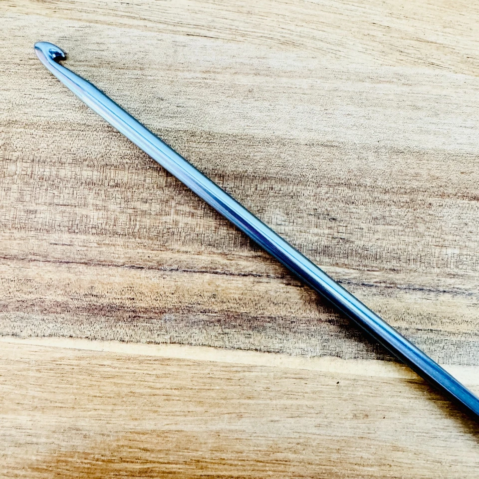 Gancho de ganchillo tunecino Boye talla I 5,5 mm cabeza cónica azul 9" de largo Foto 3 de 4