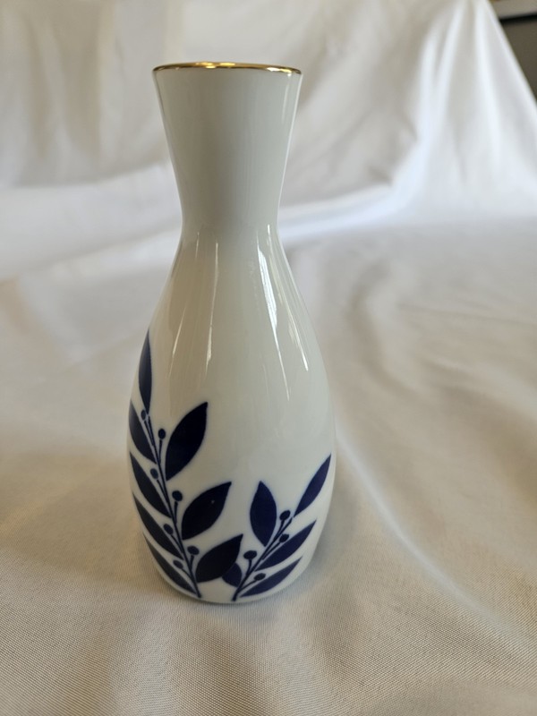 Gekkeikan Finest Sake Porcelain Bottle White/Blue Floral Gold Rim Made in Japan