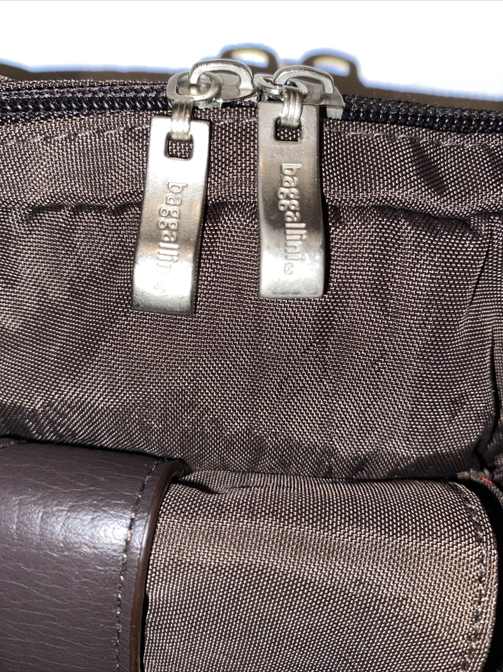 BAGGALLINI “Bolso Bandolera” 8x5,5” Marrón con Acentos de Cuero, Bolsillos, Estuche de Identificación Usado en Excelente Condición Foto 2 de 4
