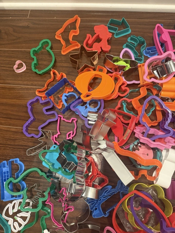 300+ Lot of Vintage Cookie Cutters Halloween Kids Christmas Animals Disney Sets - Image 3 of 4