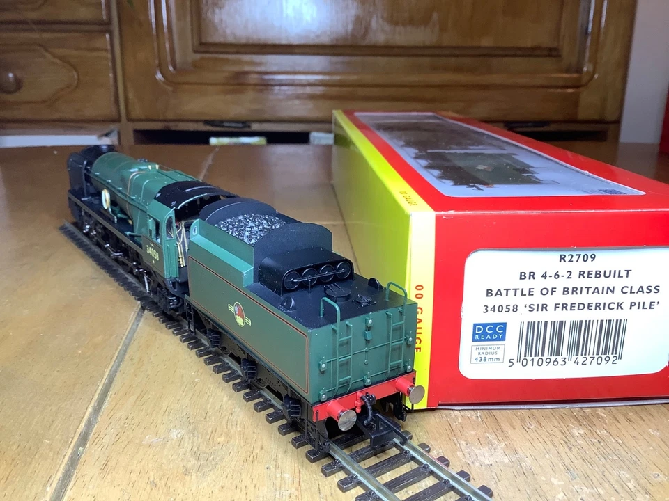 Hornby R2709 BR 4-6-2 Rebuilt Battle of Britain Class 34058 Sir Frederick Pile - Image 4 of 4