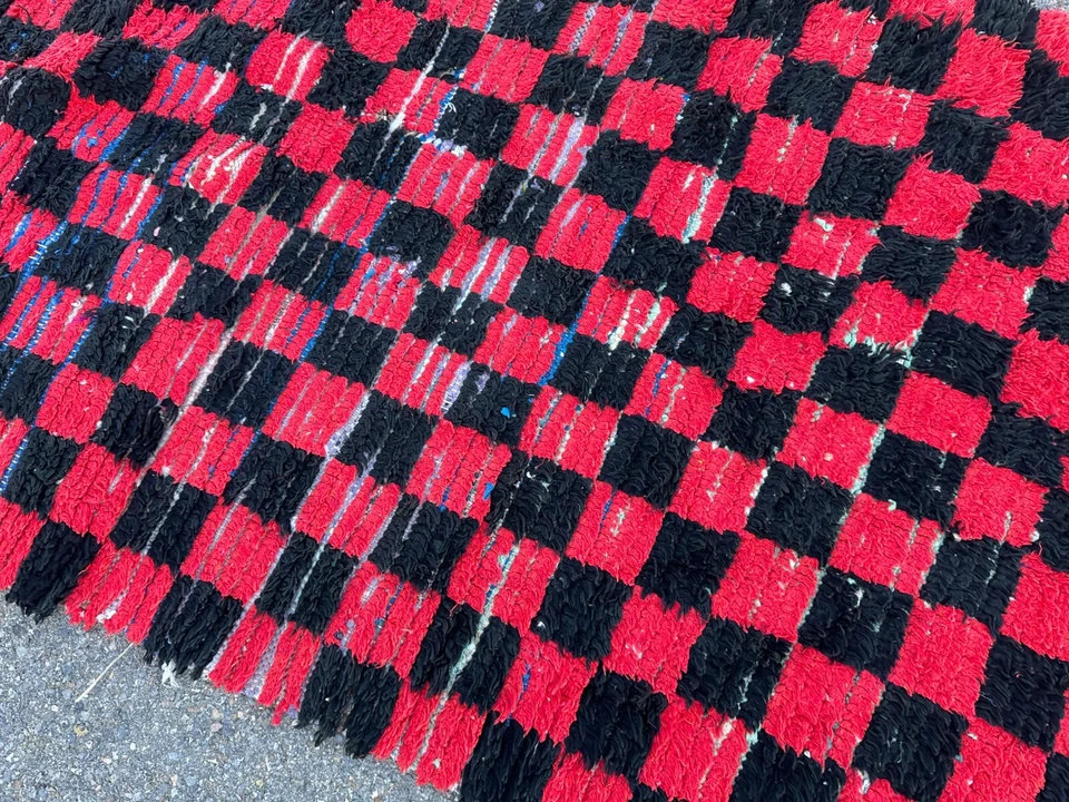 Alfombra de corredor tejida a mano marroquí roja y negra a cuadros - Diseño geométrico audaz Foto 2 de 4