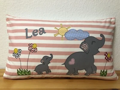 AMMERKIND Kissenbezug mit Wunschname Personalisiert, 30x50cm. rosa/weiß Elefanten