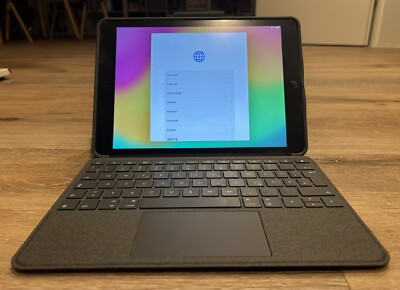 Apple iPad 8. Gen 32GB, Wi-Fi, Space Grau + Logitech Combo Touch - TOP Wie Neu!