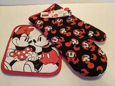Disney Mickey Minnie Mouse Oven Mitt Pot Holder Set NWT Lovers Holding Hands