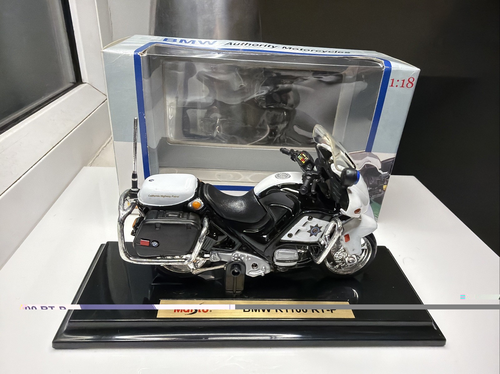 MAISTO BMW R1100 RT-P POLICE MOTORCYCLE CALIFORNIA HIGHWAY PATROL 1:18  BOXED