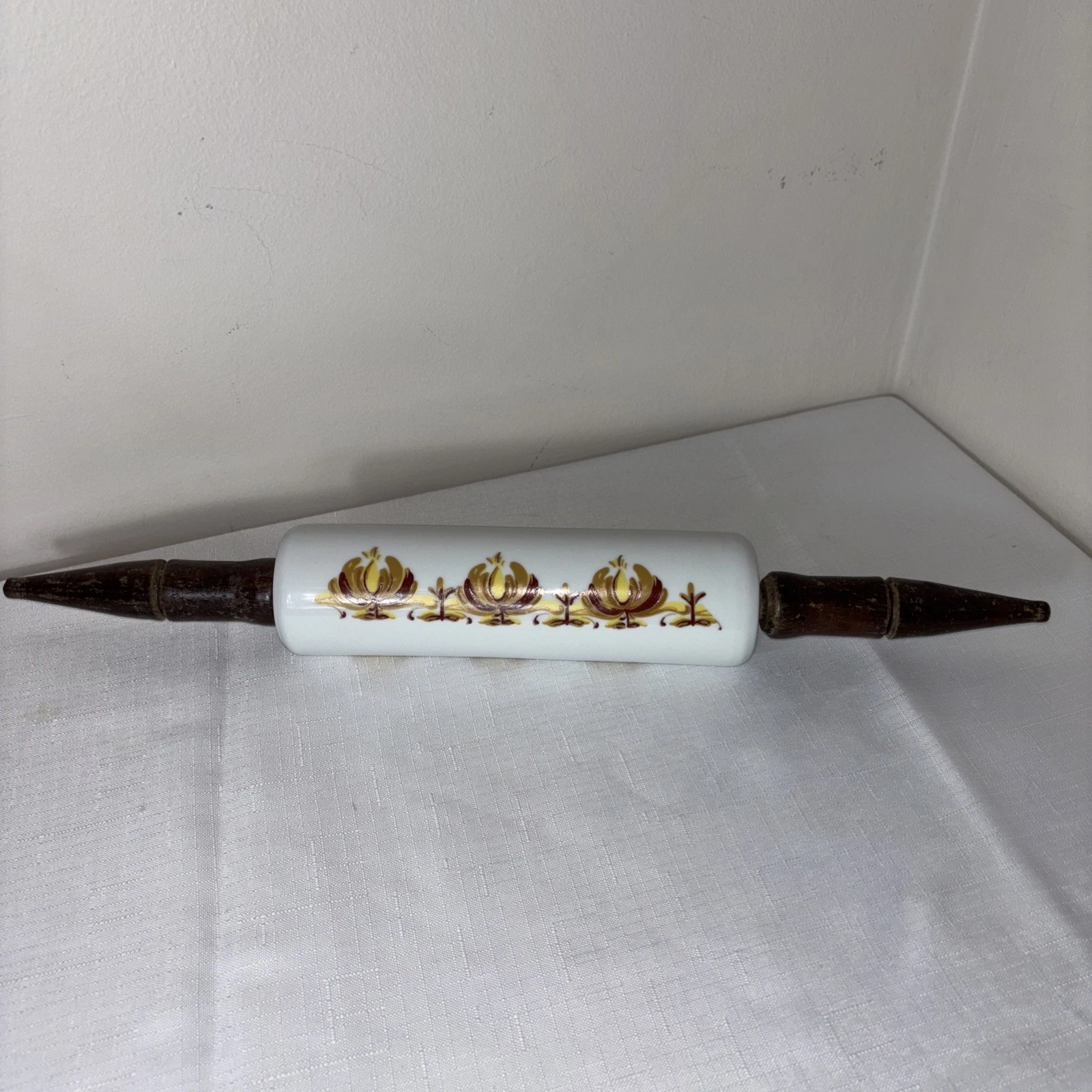 VINTAGE FARMHOUSE COTTAGE CERAMIC AUTUMN LEAF PATTERN ROLLING PIN WOODEN HANDLES