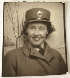 WWII ROYAL CANADIAN WOMEN'S AIR FORCE RCAF PHOTO MILITARY UNIFORM CAP BADGE #8