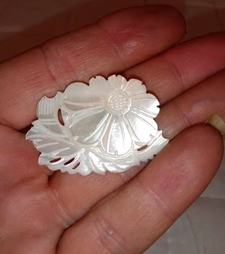 Broche floral de madreperla tallado vintage prendedor concha flor bisutería Foto 3 de 4