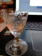 6 verres cordiaux, motif à tige, gravé et pressé