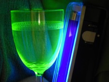 Uranglas Weinglas um 1910 Mäander - Dekor hexagonaler Schaft eingest. Luftblase