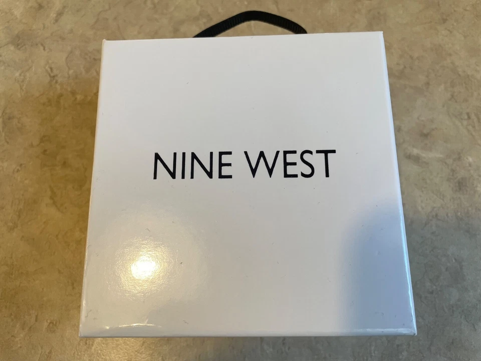 Juego de pendientes y brazaletes Nine West en caja bronce, plata y tono dorado declaración Foto 4 de 4