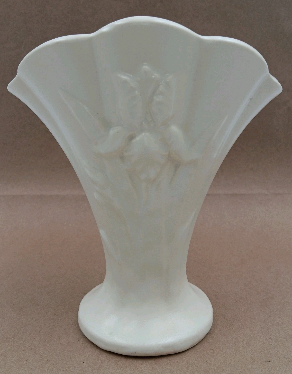 Vintage Shawnee Pottery Iris Fan Vase Cream Ivory 6