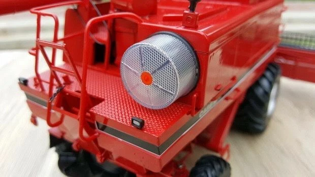 Universal Hobbies Case IH 2188 Axial-Flow Combine Harvester 1:32 Scale UH5269 - Image 2 of 4