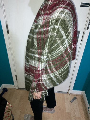 Lovely winter Large Chequered Scarf . Never Used And Been Kept In Excellent Cond - Picture 5 of 9