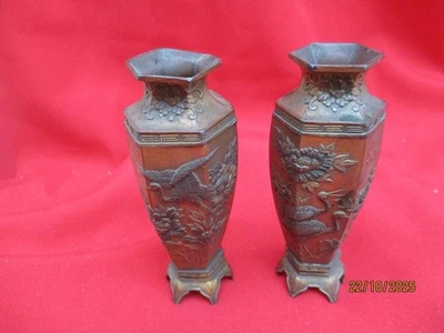 Paire de vases hexagonaux en cuivre à décor d'oiseaux et fleurs - Photo 1/4