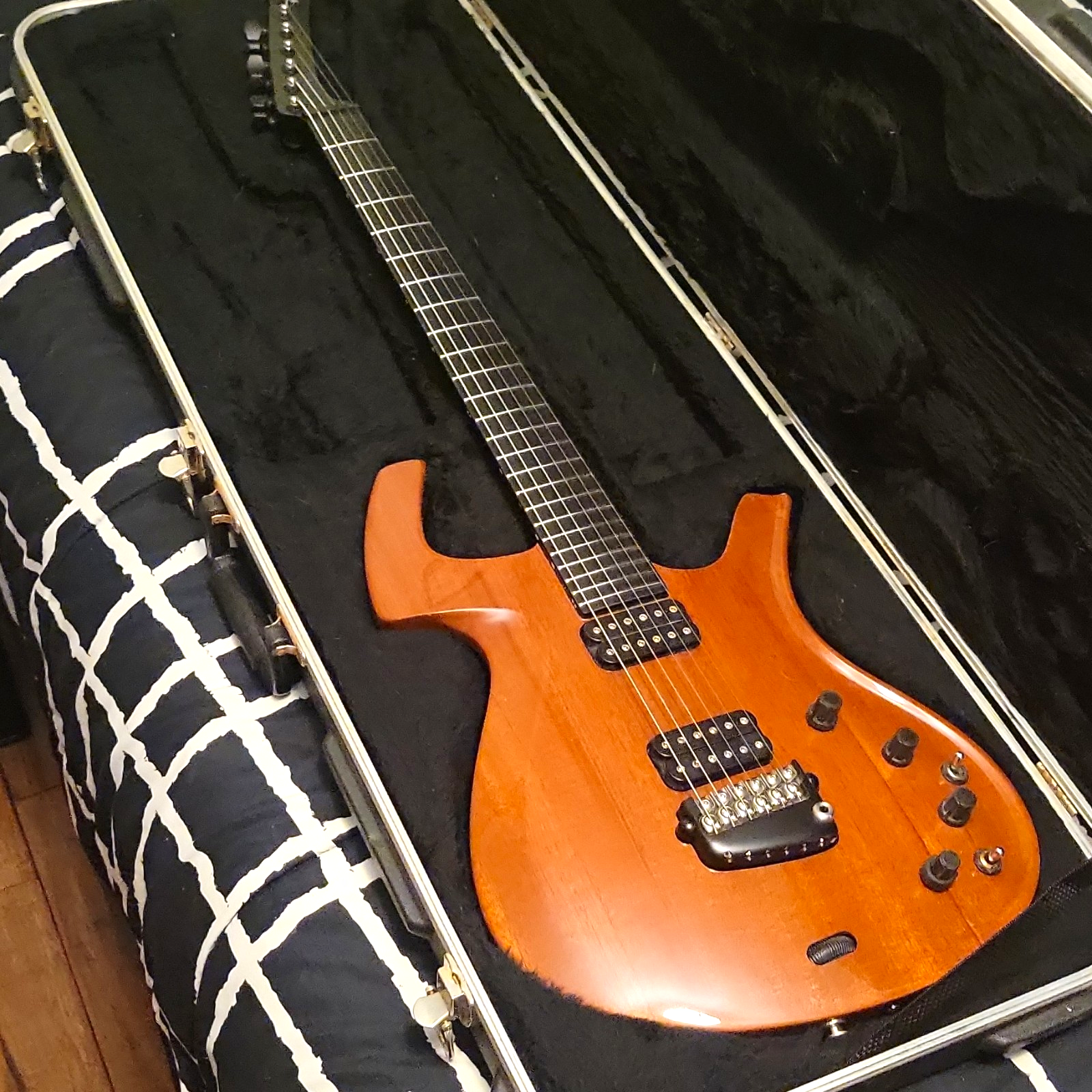 Parker fly Classic Mahogany with OHSC  Tremelo bar Guitar Electric