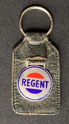 REGENT BENZIN ÖL MOTOR AUTO LEDER EMAILLE VINTAGE SCHLÜSSELANHÄNGER SCHLÜSSELANHÄNGER ABZEICHEN EMBLEM