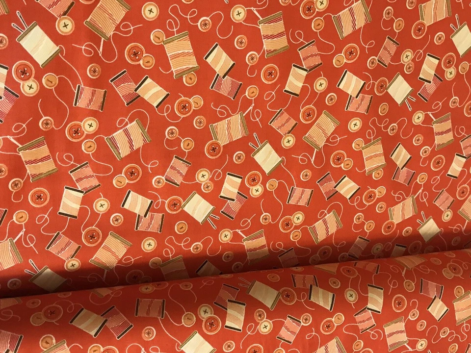 Fio e botões de costura Mend the Soul em tecido de algodão vermelho/laranja por jarda  - Imagem 2 de 4