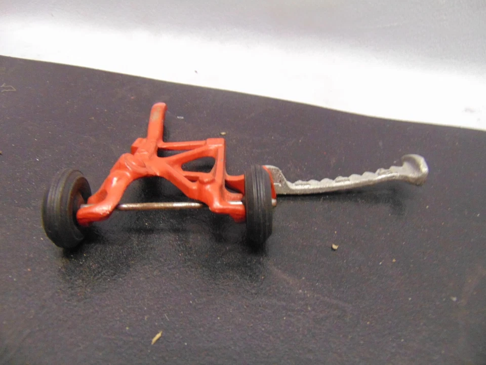 Accesorio modelo tractor rojo metal vintage combinado #9825 5" x 3 1/2" Foto 4 de 4