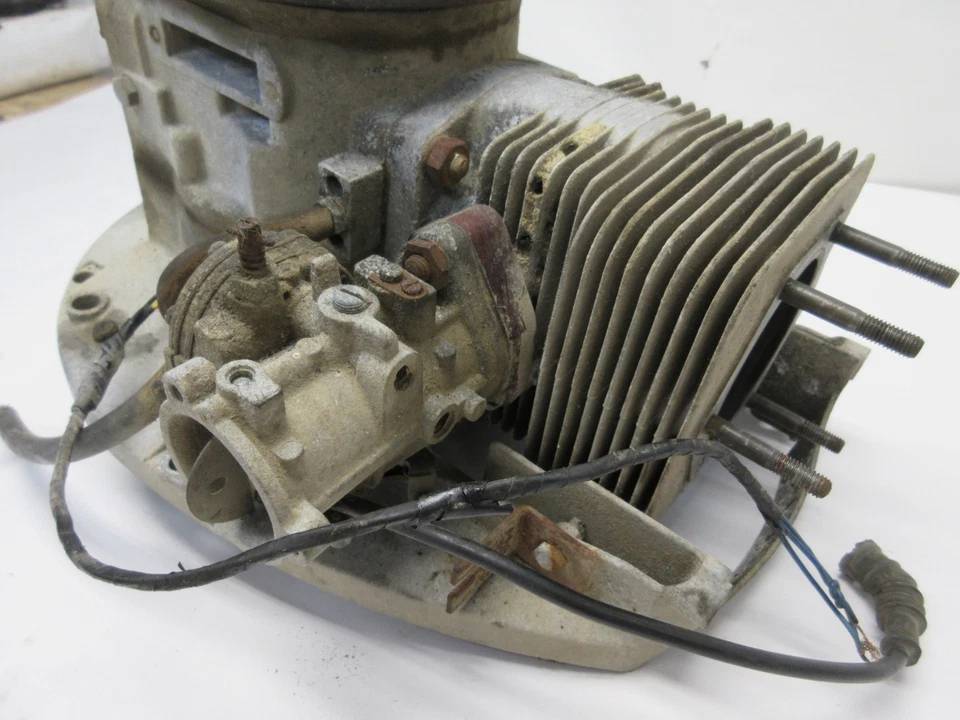 Polaris Colt Deluxe 372 1968 motor con cilindro y pistón Foto 2 de 4