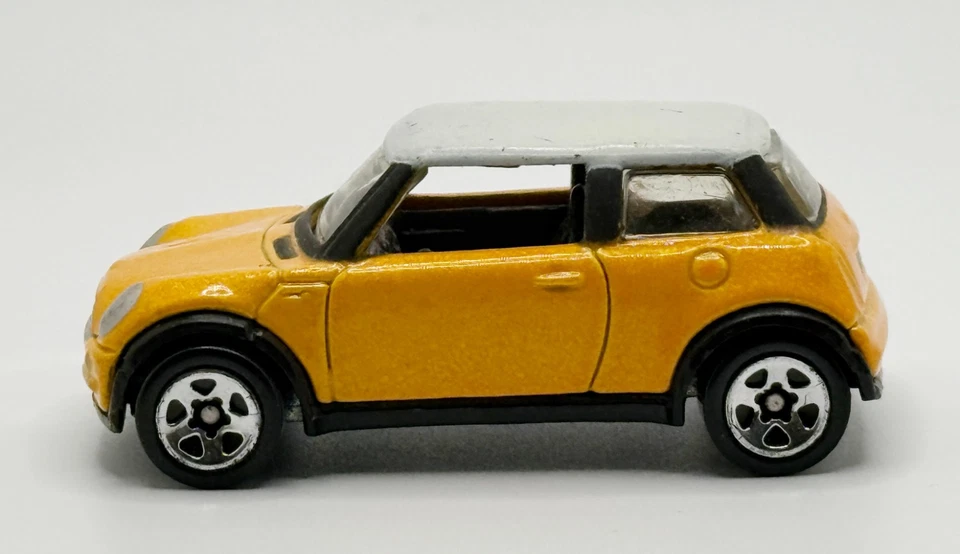 Hot Wheels MINI COOPER YELLOW 1:64 SCALE DIECAST MODEL CAR 2001 Malaysia - Image 3 of 4
