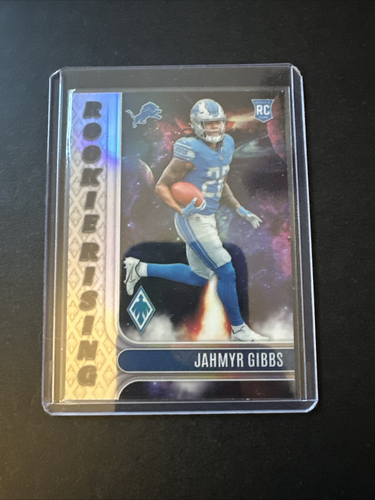 2023 Panini Phoenix - Rookie Rising Jahmyr Gibbs #RIS-8 Silver Seismic (RC)