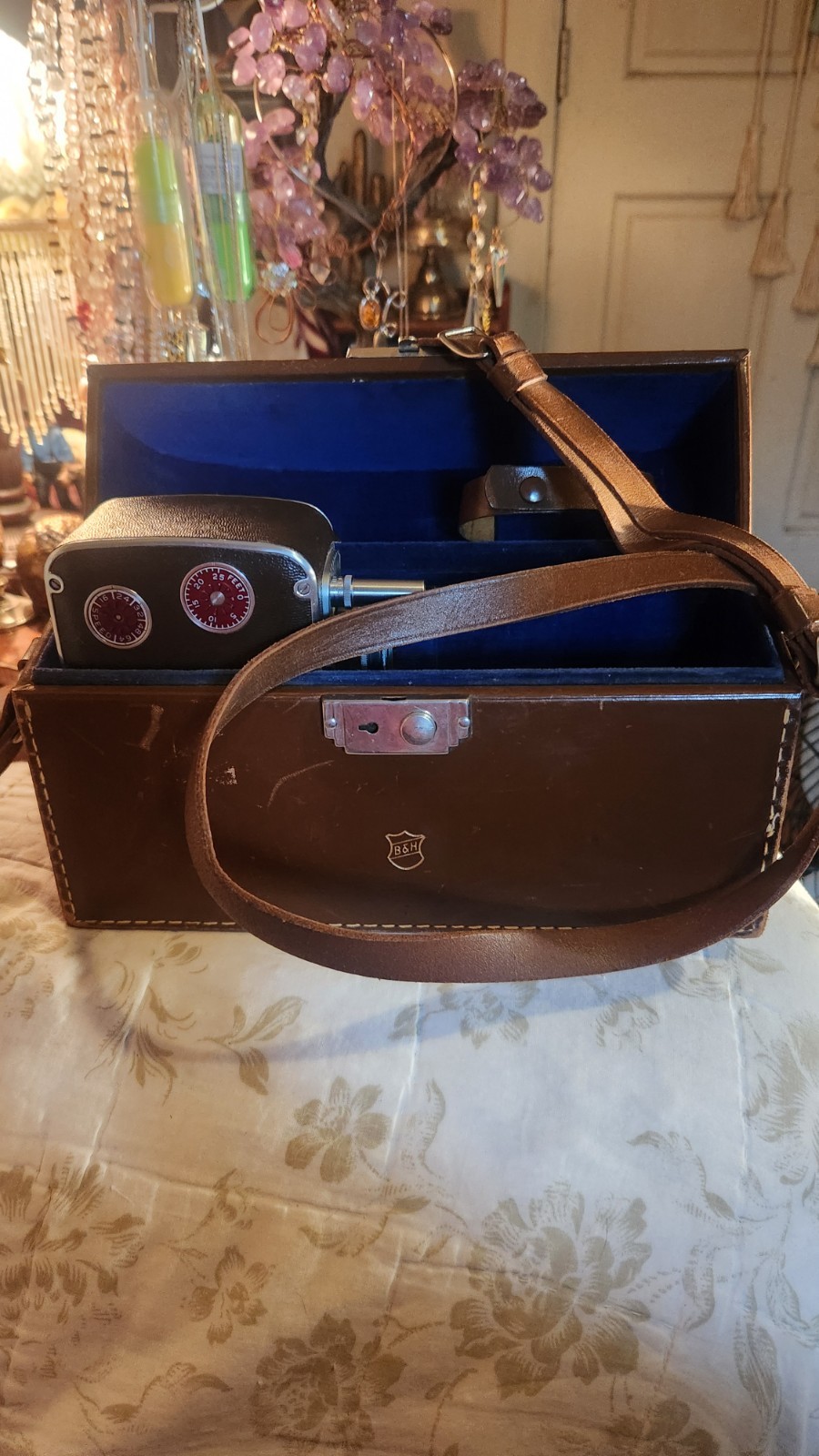 VINTAGE BELL & HOWELL FILMO AUTO-8 CAMERA W/LEATHER CASE  Winds, Spins