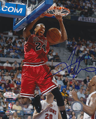 TYRUS THOMAS SIGNED 8x10 PHOTO CHICAGO BULLS vs
