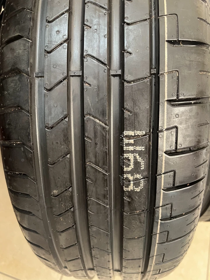 Juego de dos neumáticos nuevos Pirelli P Zero (PZ4) 225/40R19 Foto 2 de 4
