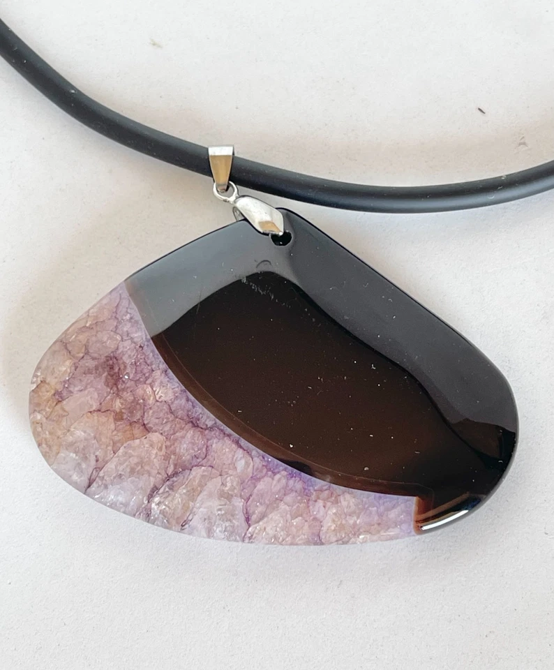 Girocollo con ciondolo su supporto di caucciù. - Immagine 4 di 4