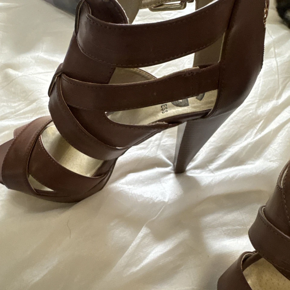 Alpargata de plataforma marrón para mujer GUESS punta abierta tacones de cuña, talla 7,5 Foto 2 de 4