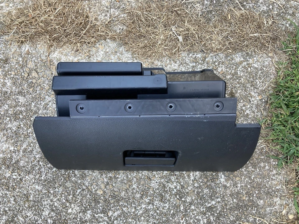 Guantera Ford Mustang 2010-2013 OEM usada vendida como está Foto 2 de 4