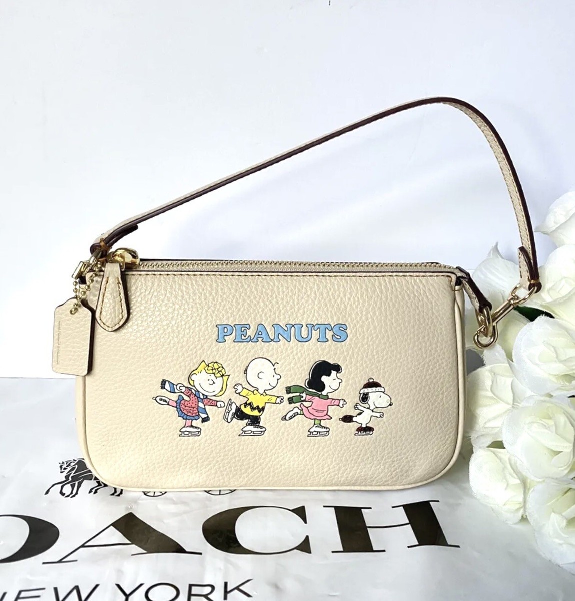 大人気アイテム【COACH x Peanuts】Nolita 19 ショルダーバッグ NWT Coach X Peanuts Nolita 19 With Snoopy And Friends Motif